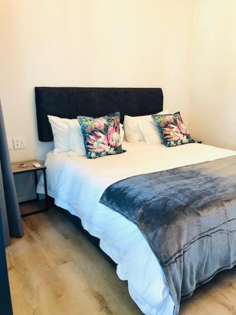 Glow Boutique Suites & Guesthouse ヘルマナス エクステリア 写真